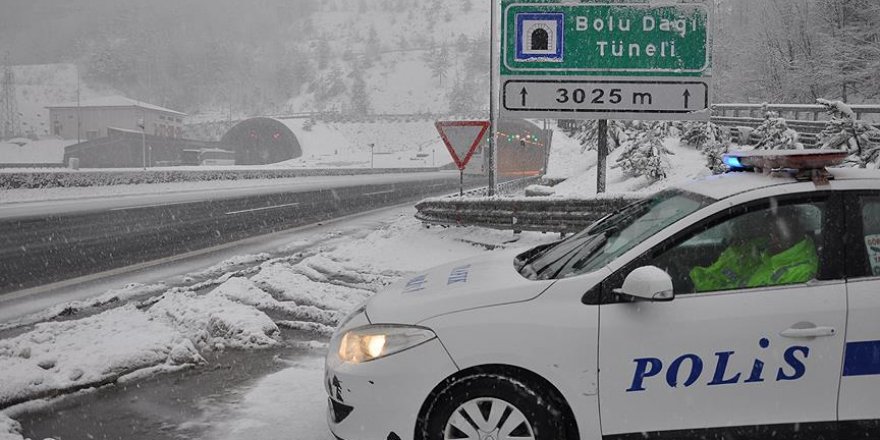 Bolu Dağı'nda kar yağışı etkili oluyor