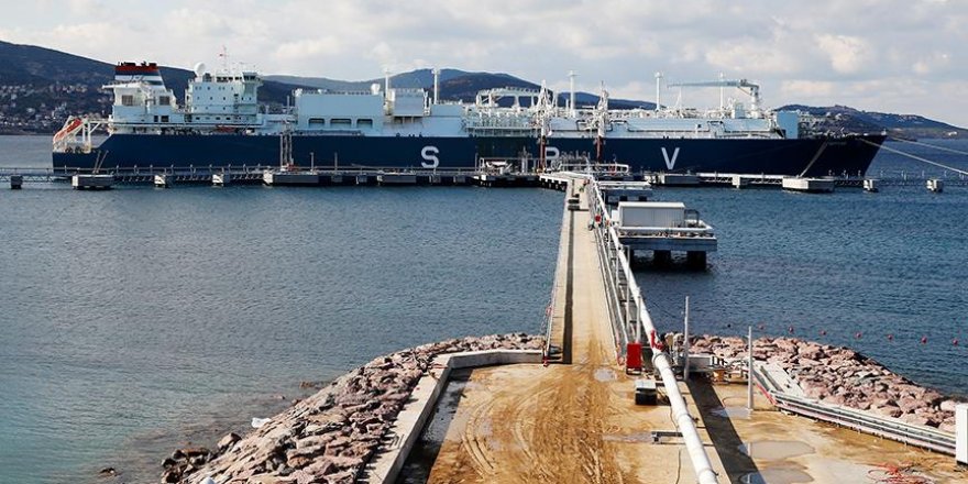 Türkiye'nin ilk yüzen LNG santrali İzmir'e demirledi