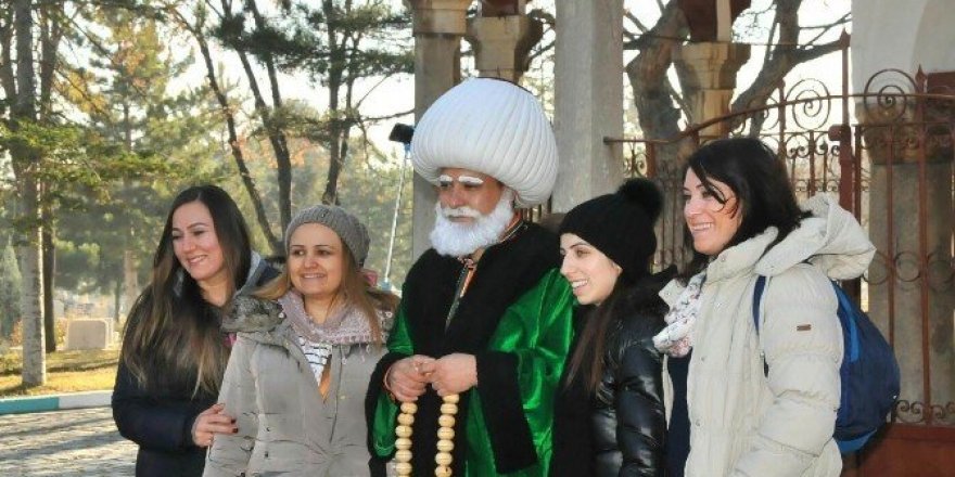 Akşehir’e gelen misafirleri Nasreddin Hoca karşılıyor