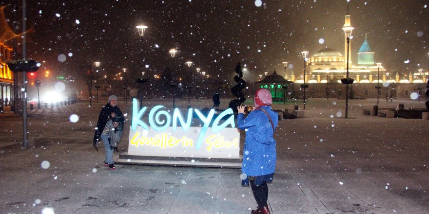 Konya'da kar yağışı gece etkisini artırdı