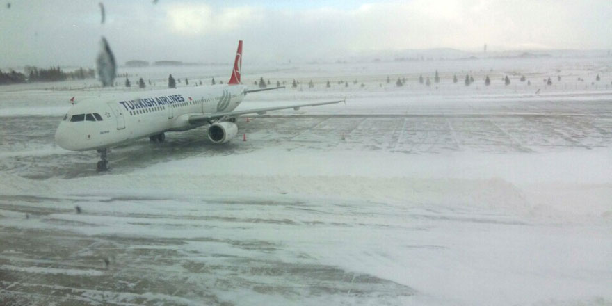 Konya’da uçuşlara kar engeli