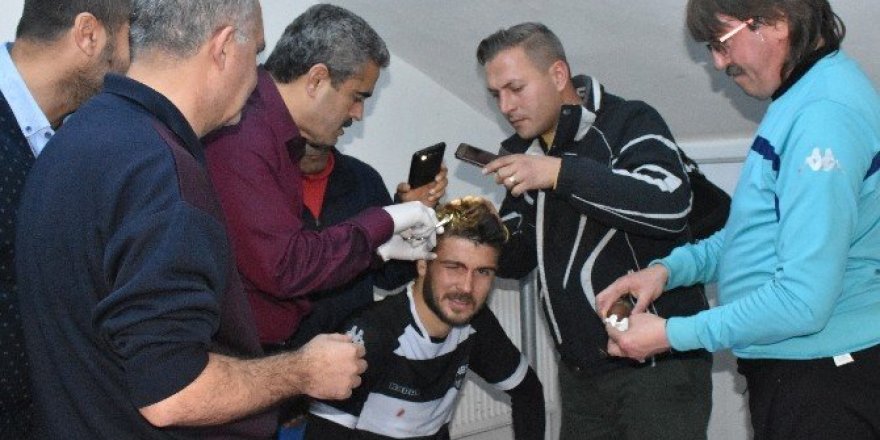 Kafası yarılan futbolcuya belediye başkanı dikiş attı