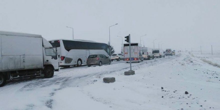Nevşehir-Aksaray karayolu trafiğe kapatıldı
