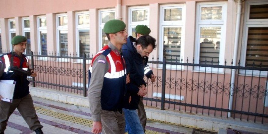 Aranan şüpheli kahvede otururken yakalandı