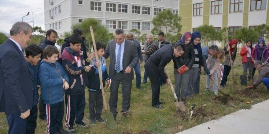 ÇOMÜ’de 44 şehit için 44 gül dikildi