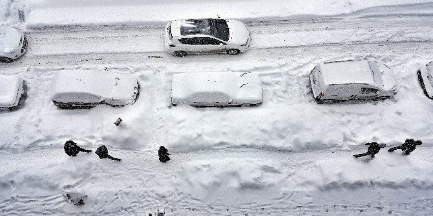 Kar ve tipi hava ulaşımını engelledi