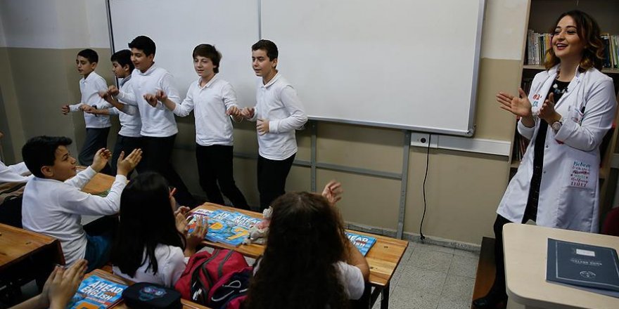 Halay çekerek İngilizce öğreniyorlar