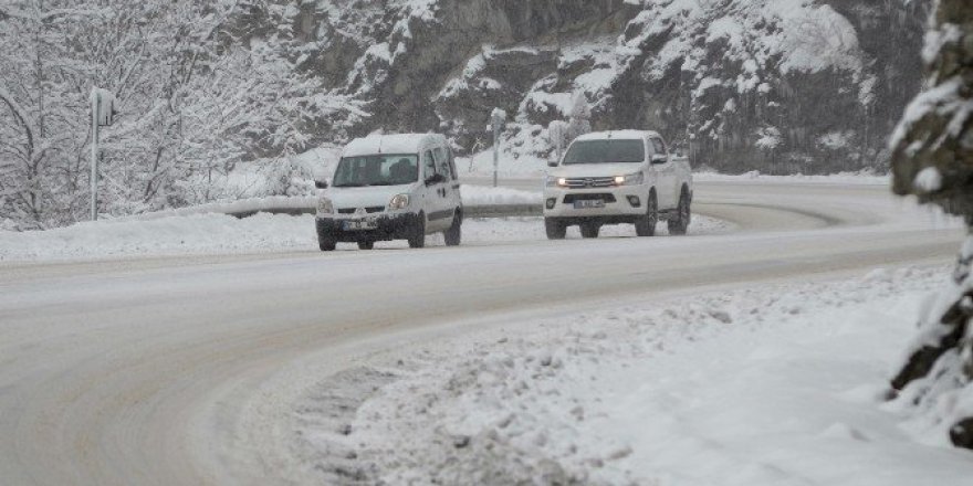 Kar ve buzlu yollar Zigana Dağı ve Geçidi’nde sürücülere zor anlar yaşatıyor