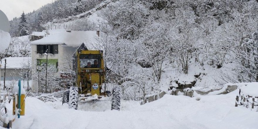 Trabzon’da 80 mahalle yolu kar nedeniyle ulaşıma kapalı