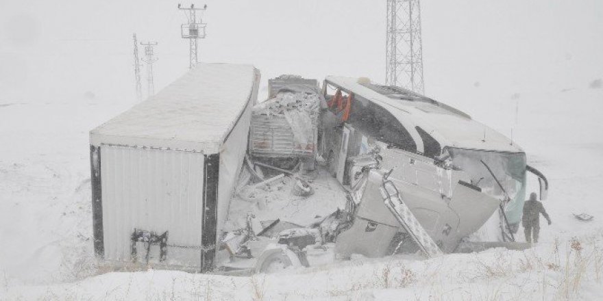Sivas’ta zincirleme trafik kazası: 15 yaralı
