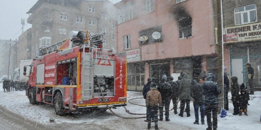 Yüksekova’da ev yangını