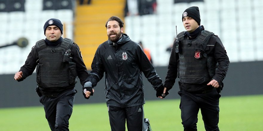 Olcay Şahan, polislerle taraftarı selamladı