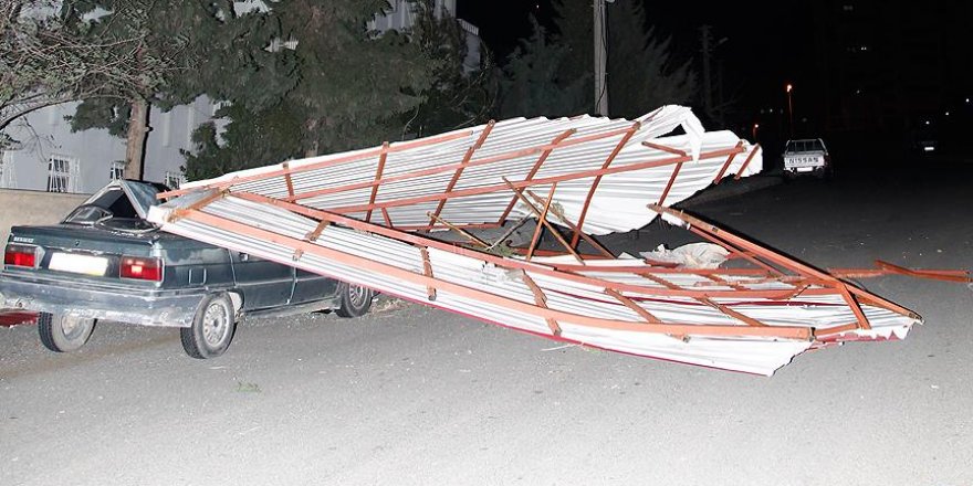 Kahramanmaraş'ta şiddetli rüzgar çatıları uçurdu