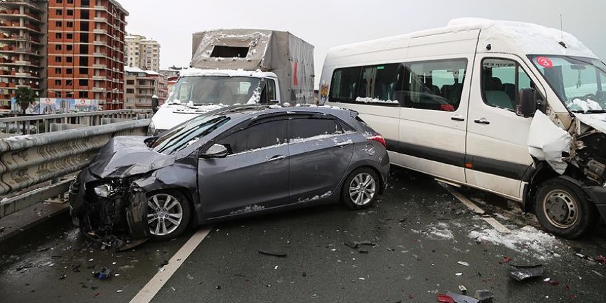 Rize'de zincirleme trafik kazası: 10 yaralı