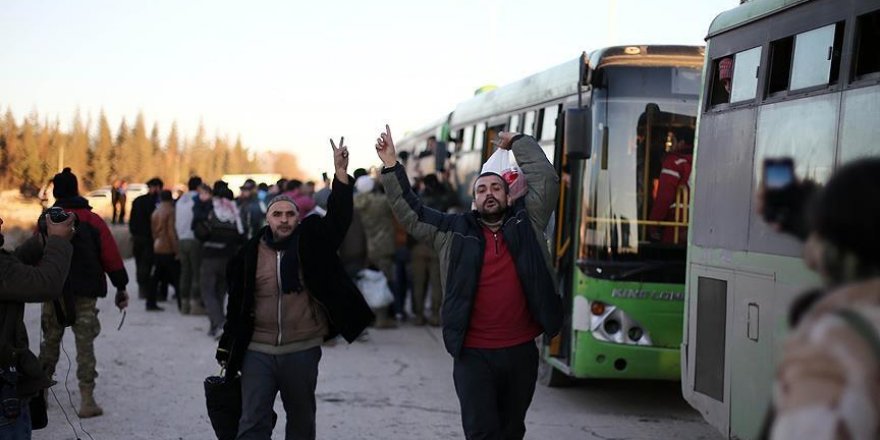 Tahliye konvoyundakiler muhalif bölgeye ulaşmanın sevincini yaşadı