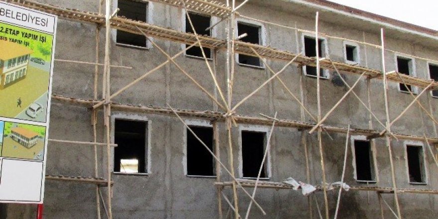 Üzerine benzin dökerek kendini yakan genç öldü