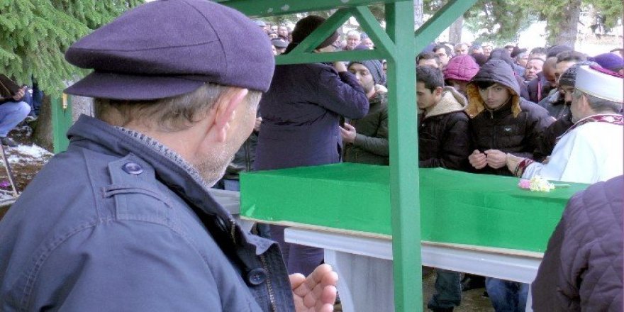 Kazada ölen oğlunun tabutundan gözlerini bir an olsun ayırmadı