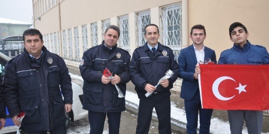 Lise öğrencilerinden asılsız ihbar ile okula çağırdıkları polise müthiş sürpriz