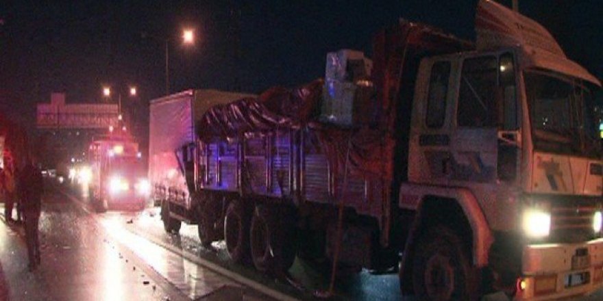 Yakıtı biten kamyona kamyonet çarptı: 1 ölü
