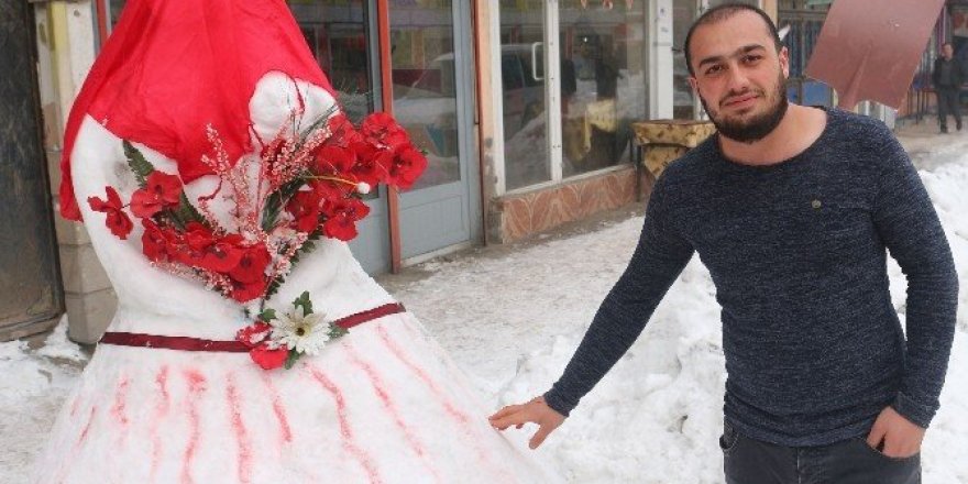 Başlık parasından şikayet eden gençler ’kardan gelin’le mesaj verdi