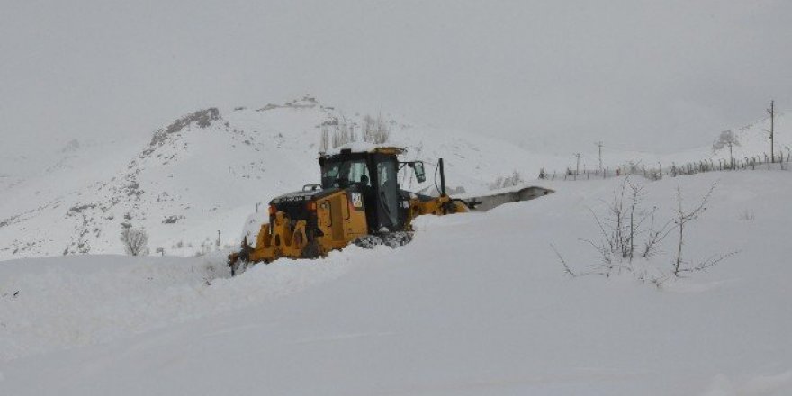 Hakkari’de 18 köy, 69 mezra yolu ulaşıma kapandı