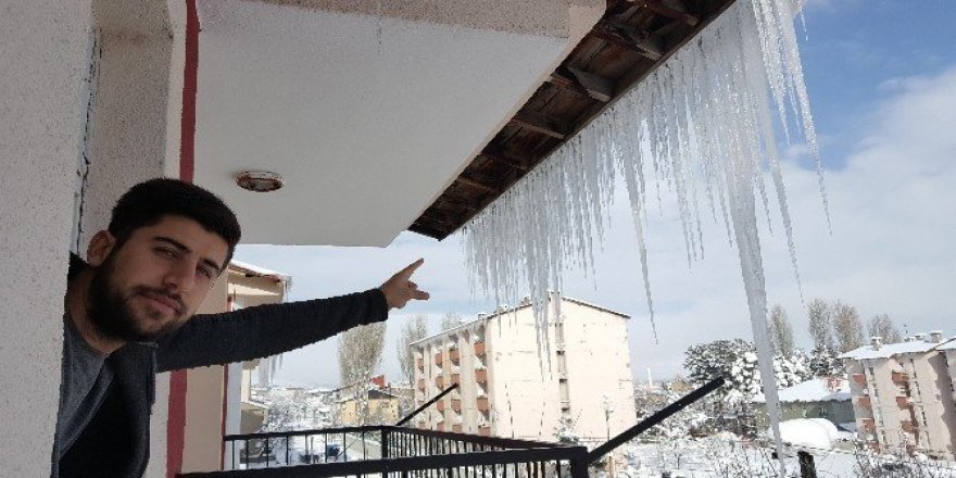 Çatılarda iki metrelik buz sarkıtları oluştu