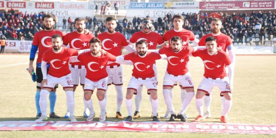 Sahaya ay-yıldızlı tişörtle çıktılar