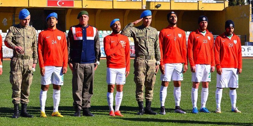Teröre tepki için maça polis ve komando bereleriyle çıktılar