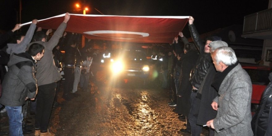 'Olay var' diye gittiler bayrak ve meşalelerle karşılandılar