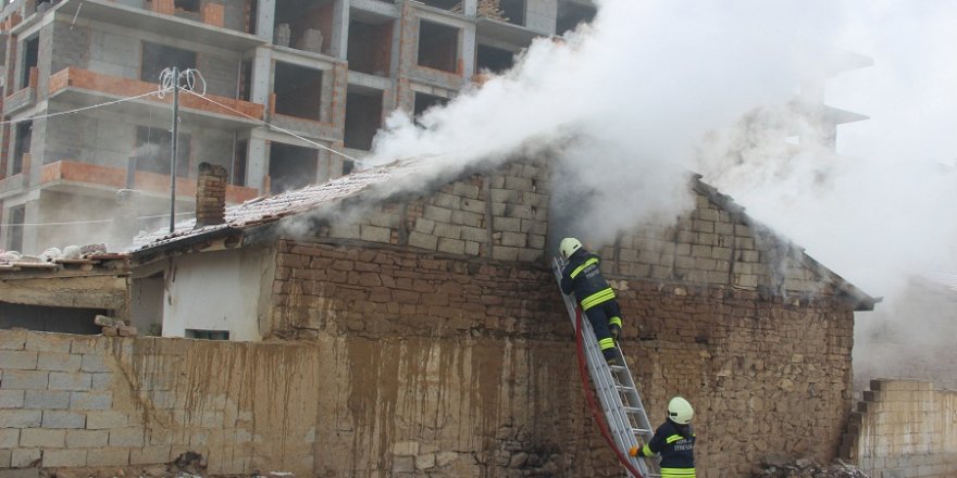 Konya'da Suriyeli ailenin yaşadığı evde yangın