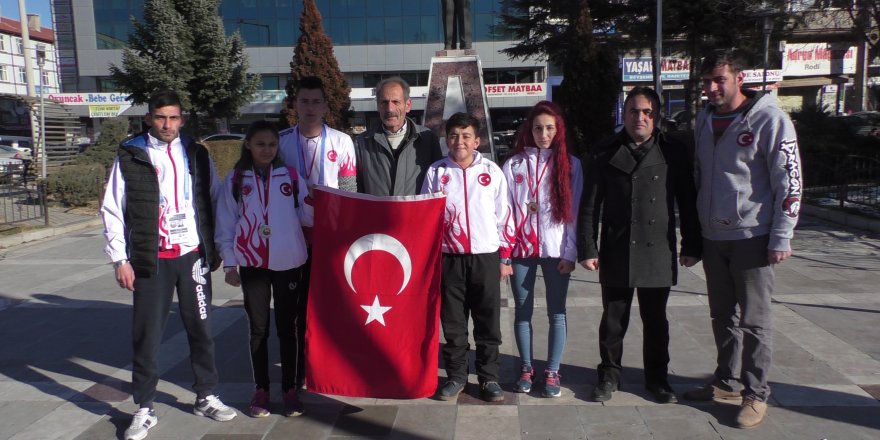 Beyşehir'de sporcular madalyalarını şehitlere armağan etti
