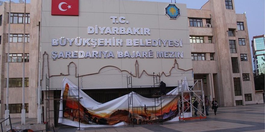 Diyarbakır Büyükşehir Belediyesi tabelası yenilendi
