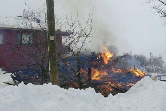 Kastamonu’da 2 katlı ahşap ev kül oldu