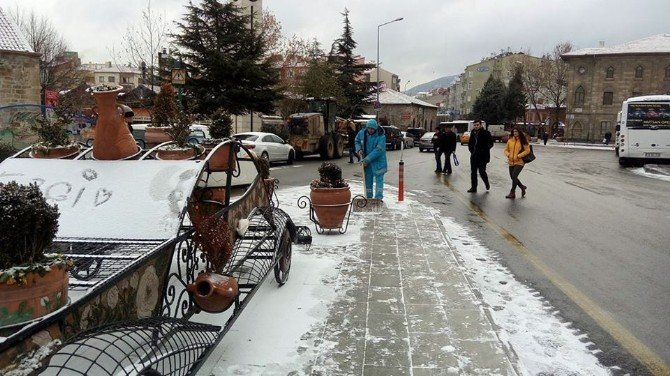 Isparta’ da kar yağışı hayatı olumsuz etkiledi