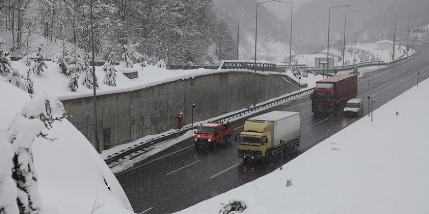 Bolu Dağı'nda kar yağışı ve yoğun sis