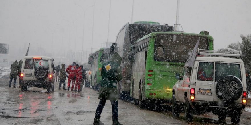 Doğu Halep'te kontrol noktasında bekleyen araçlar hareket etti