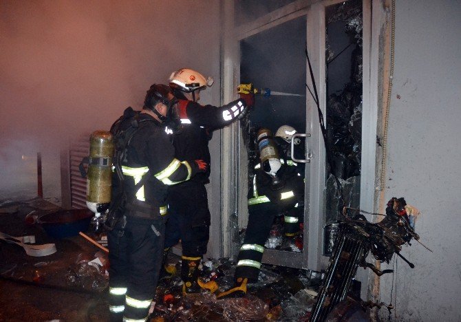 Adana’da 3 katlı iş yeri yandı