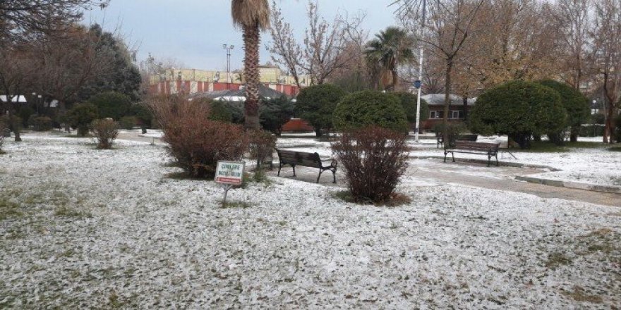 Adıyaman kent merkezine yılın ilk karı düştü