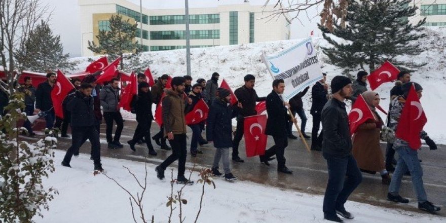 Öğrencilerden ’şehitlere saygı’ yürüyüşü