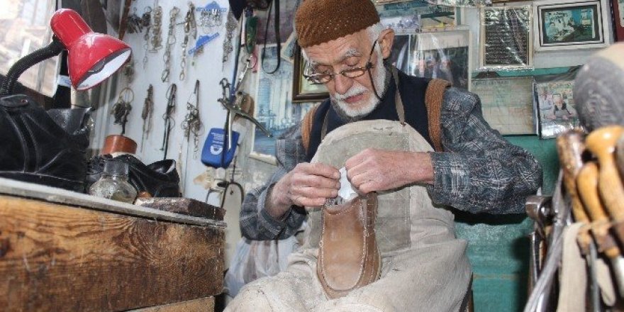74 yıldır ayakkabı tamir ediyor