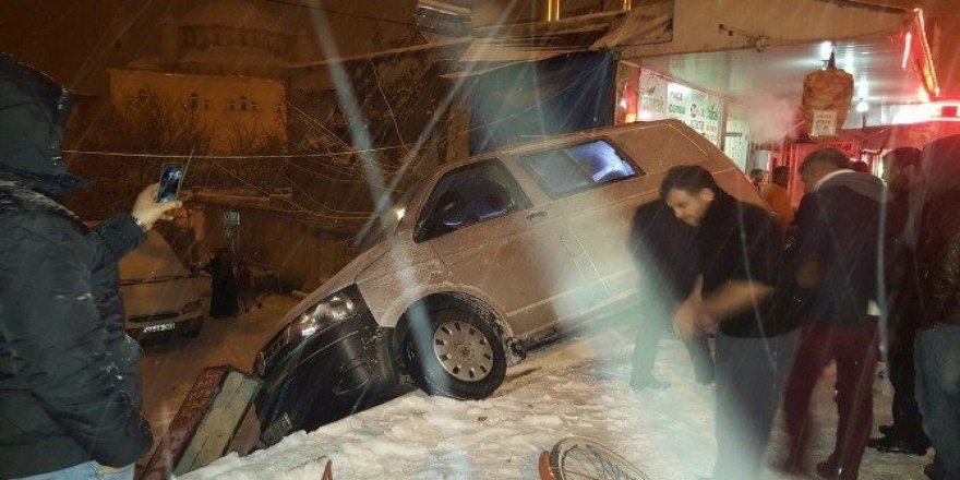 Karda virajı alamayan minibüs devrildi