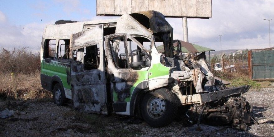 TIR’a çarpan minibüsün sürücüsü yanarak can verdi