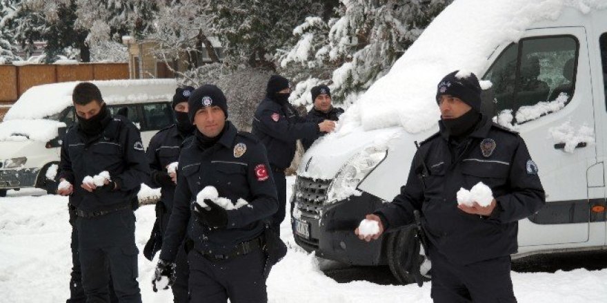 Çevik kuvvet ile vatandaşın kartopu savaşı