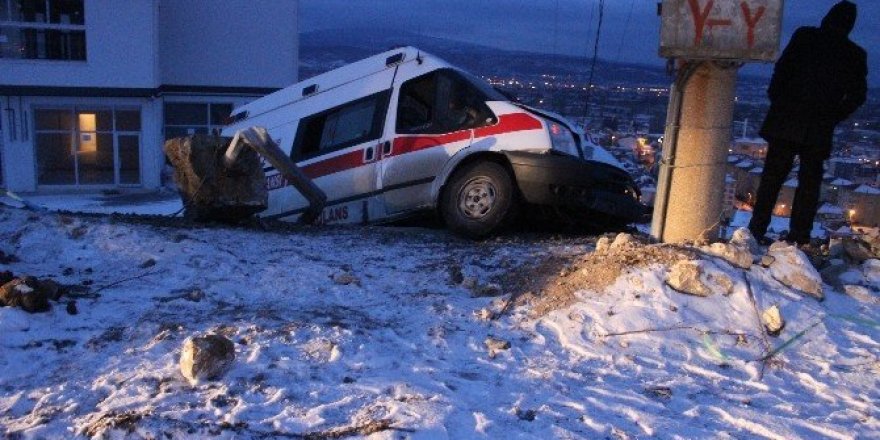 Tavşanlı’da hasta taşıyan ambulans kaza yaptı: 5 yaralı