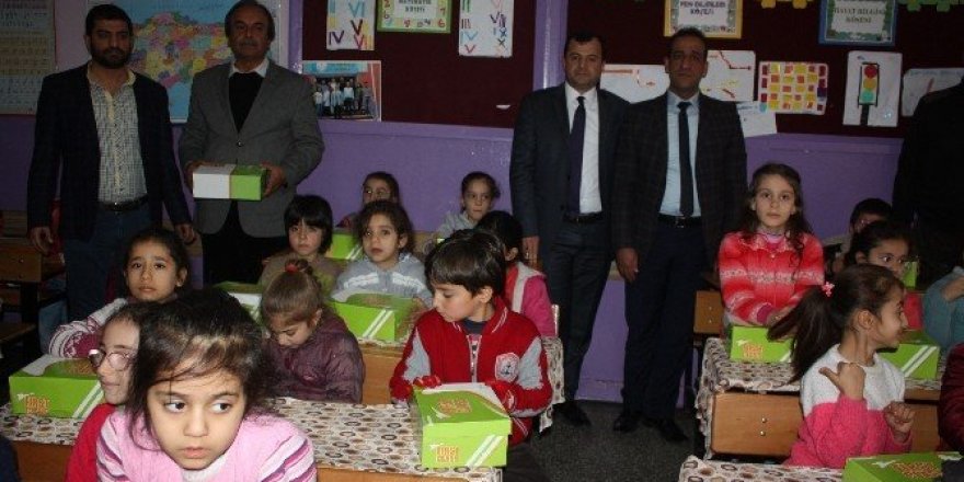 Önce okulu onardılar sonra öğrencilerin ihtiyaçlarını giderdiler
