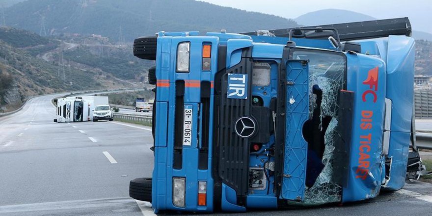 Hatay'da şiddetli fırtına nedeniyle 2 tır devrildi