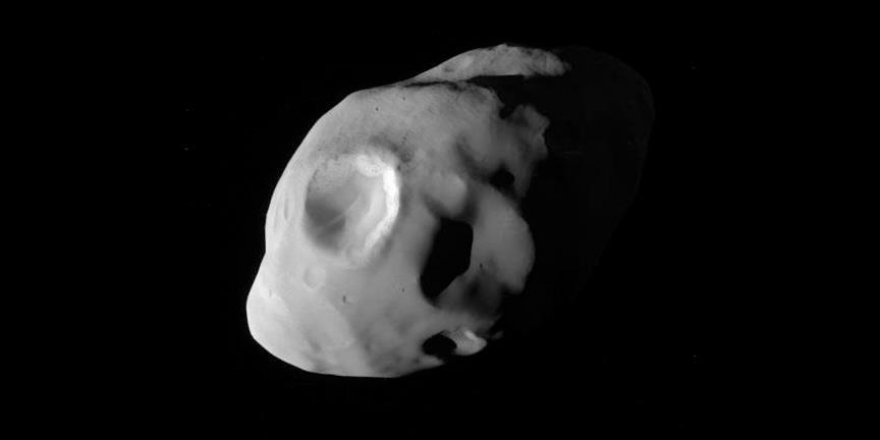 Cassini Satürn'ün uydusu Pandora'yı fotoğrafladı