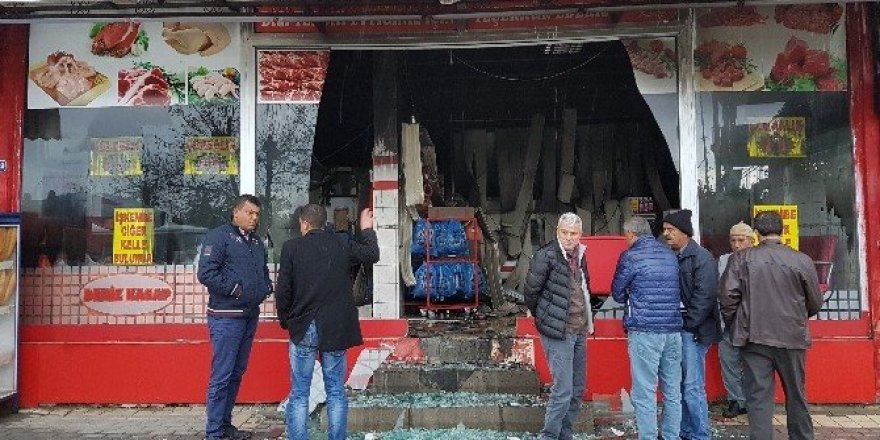 Antalya’da yıldırım düşen dükkan harabeye döndü