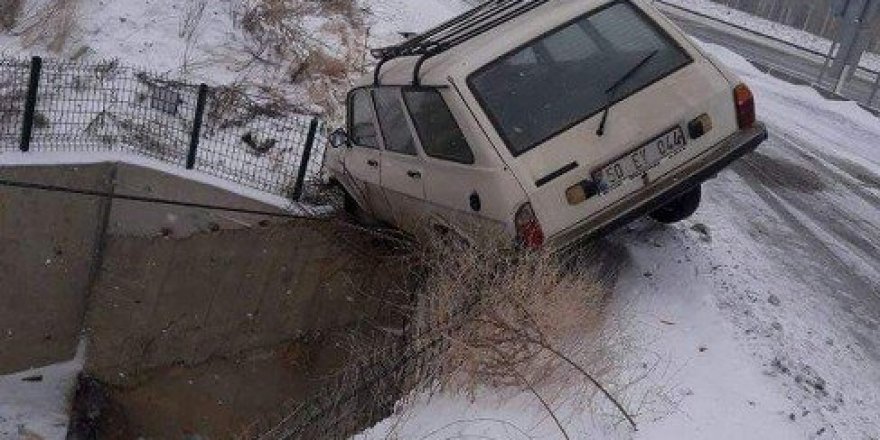 Otomobil şarampole uçmaktan son anda kurtuldu