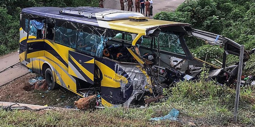 Malezya'da otobüs nehre düştü: 14 ölü